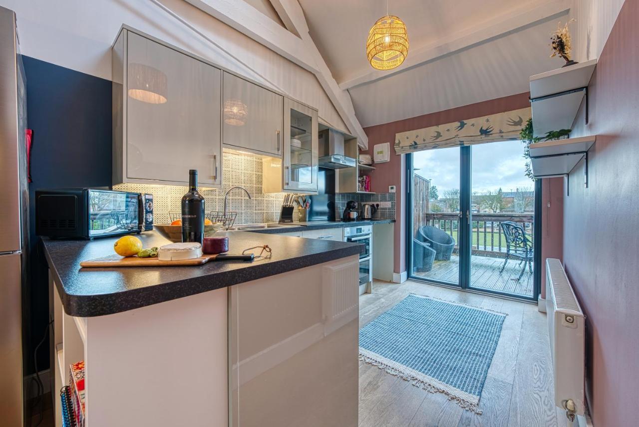Ashcroft Loft By Timeless Stays - Stunning 3 Bedroom, 2 Bathrooms, Charming Central Apartment Featuring A Balcony Cirencester Zewnętrze zdjęcie