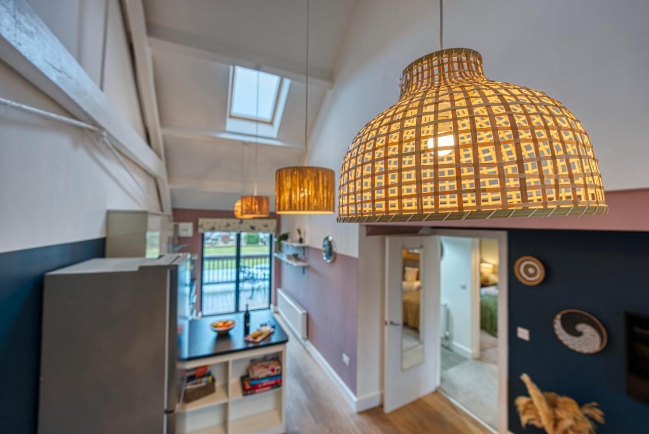Ashcroft Loft By Timeless Stays - Stunning 3 Bedroom, 2 Bathrooms, Charming Central Apartment Featuring A Balcony Cirencester Zewnętrze zdjęcie